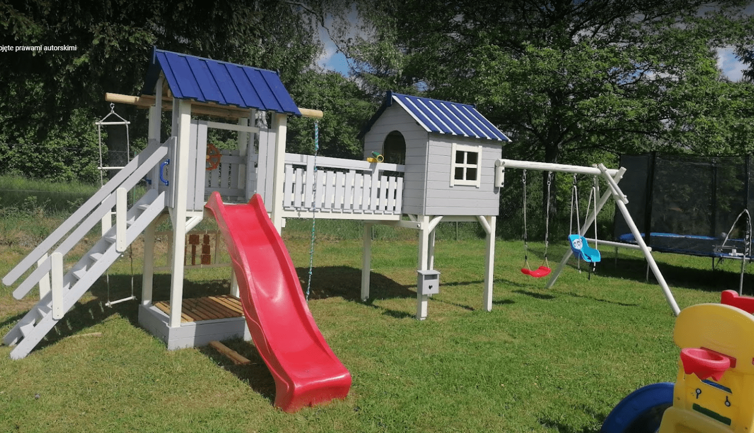 Drewniany domek dla dzieci-min