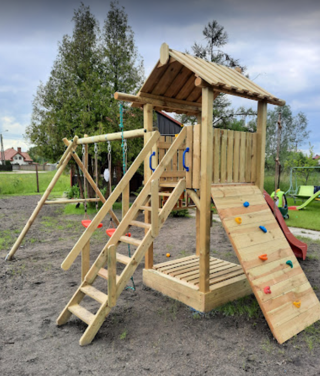 Drewniany plac zabaw dla dzieci
